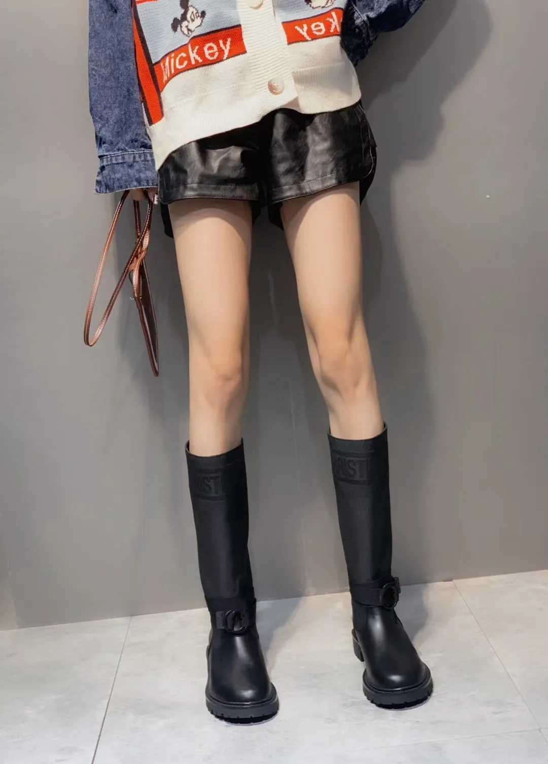 👟👟Ex-factory price 560👟👟 Dior color-blocking new boots for autumn and winter, the latest electric embroidery color-blocking letter logo for autumn and winter, round-toe high-top knight boots for women, Material: first-layer cowhide stitched with electric embroidery fabric, sheepskin lining for feet, original molded TPU outsole Size: 35-40 yards